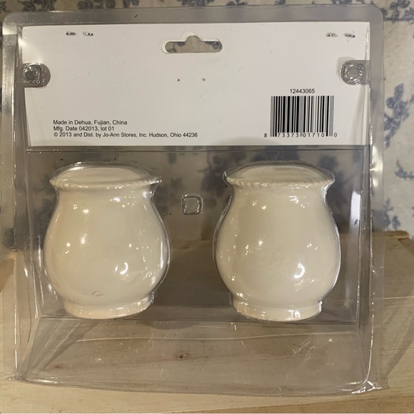 BNIB Holiday Inspirations Ceramic Acorn Oak Leaf Salt & Pepper Shakers - Picture 7 of 8